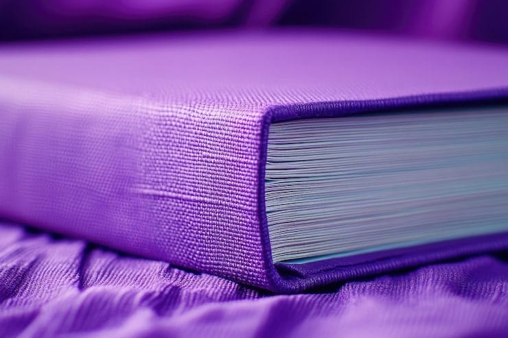 close-up boek met paarse kaft 641503 400075